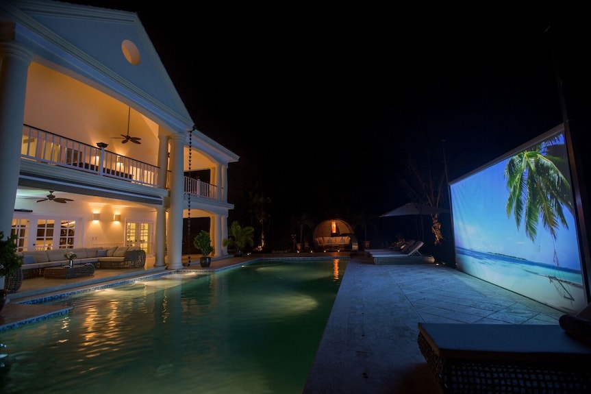 Poolside Inflatable Screen
